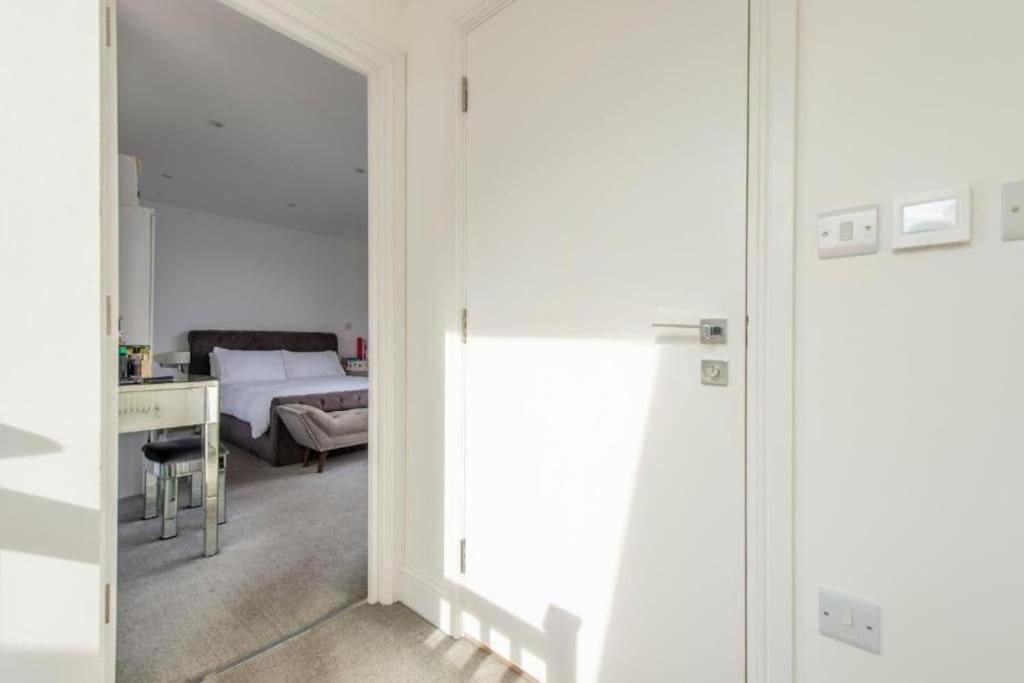 Modern Large 2 Bed Near Station * Londra